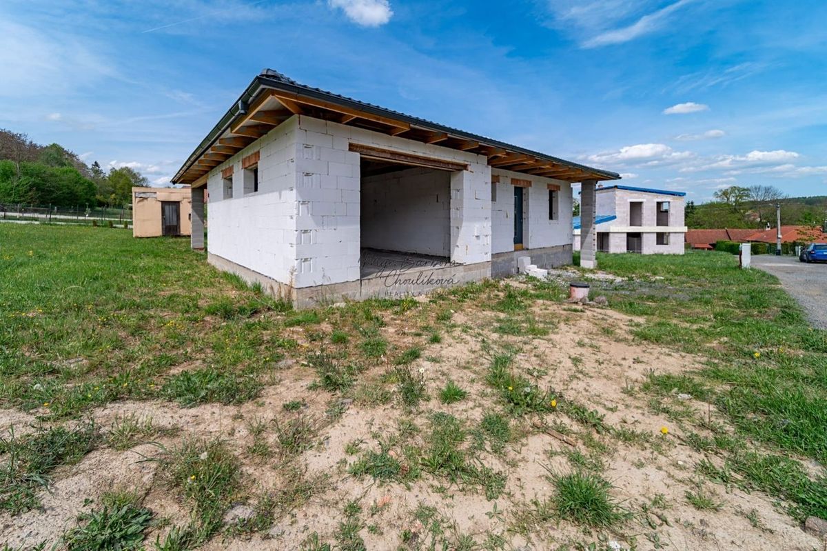 Prodej rodinného domu 135 m², pozemek 818 m² – fotografie 2