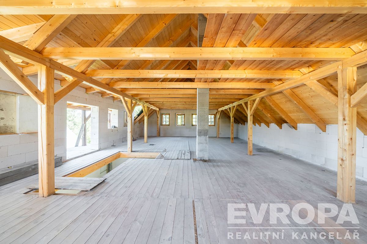 Prodej rodinného domu 300 m², pozemek 1050 m² – fotografie 3
