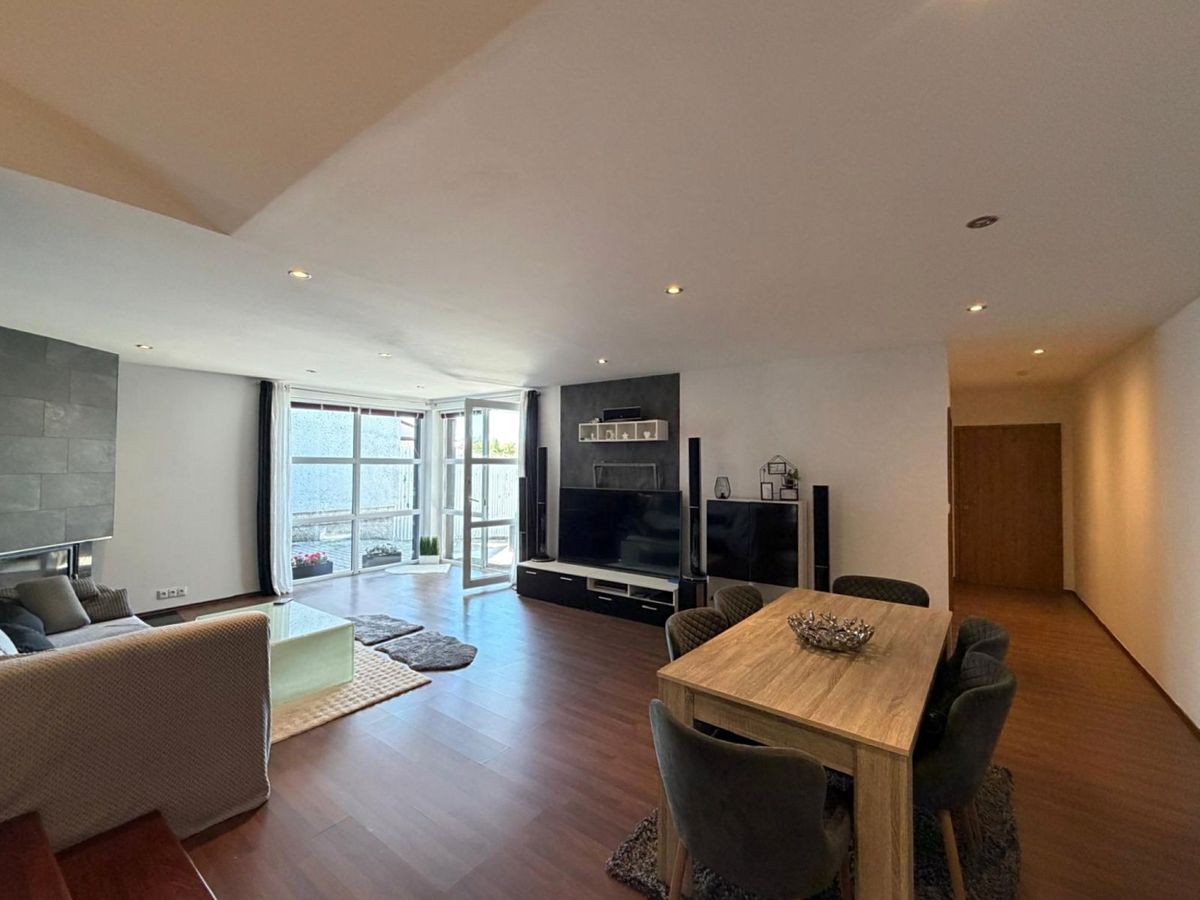 Prodej rodinného domu 192 m², pozemek 985 m² – fotografie 2