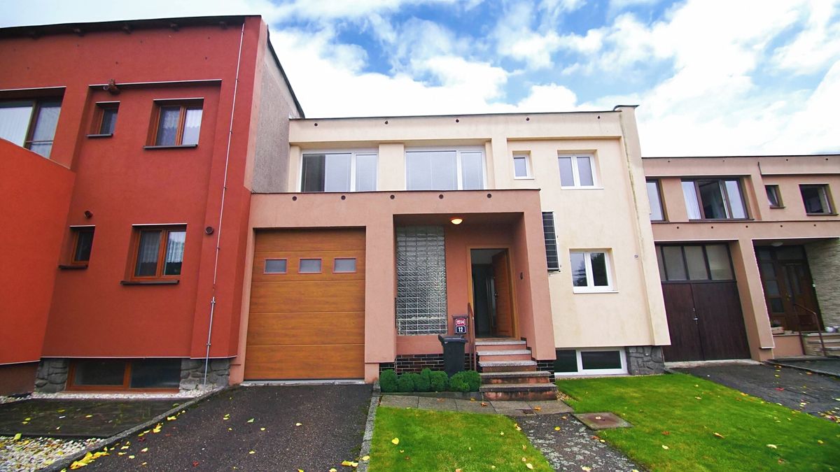 Prodej rodinného domu 280 m², pozemek 466 m², Benešov – fotka 1 z 3