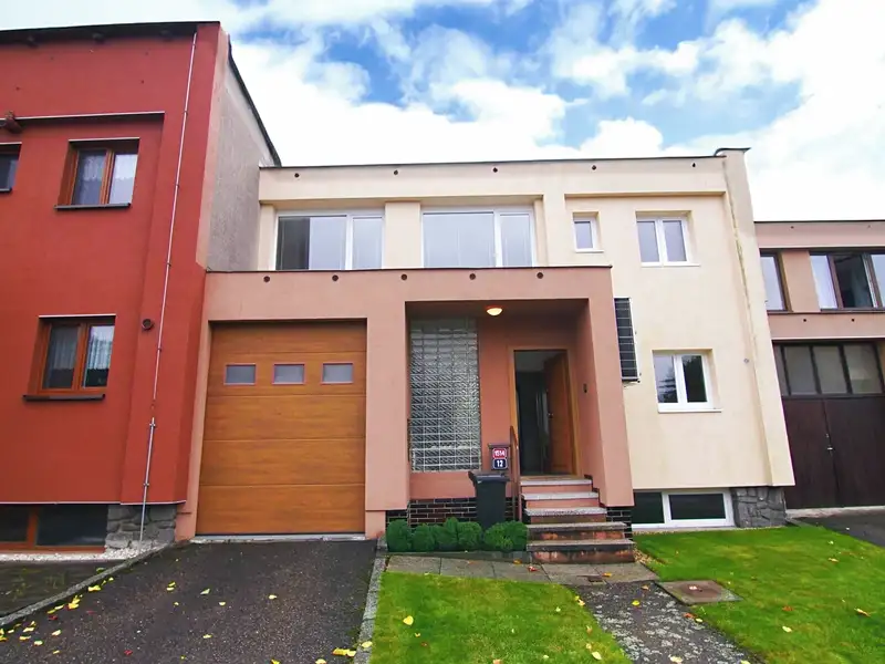 Prodej rodinného domu 280 m², pozemek 466 m², Benešov – náhled fotky 1