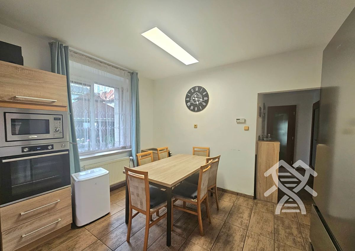 Prodej rodinného domu 210 m², pozemek 261 m² – fotografie 2