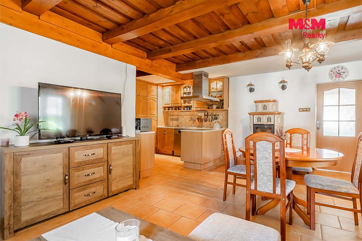 Prodej rodinného domu 266 m², pozemek 819 m² – fotografie 3