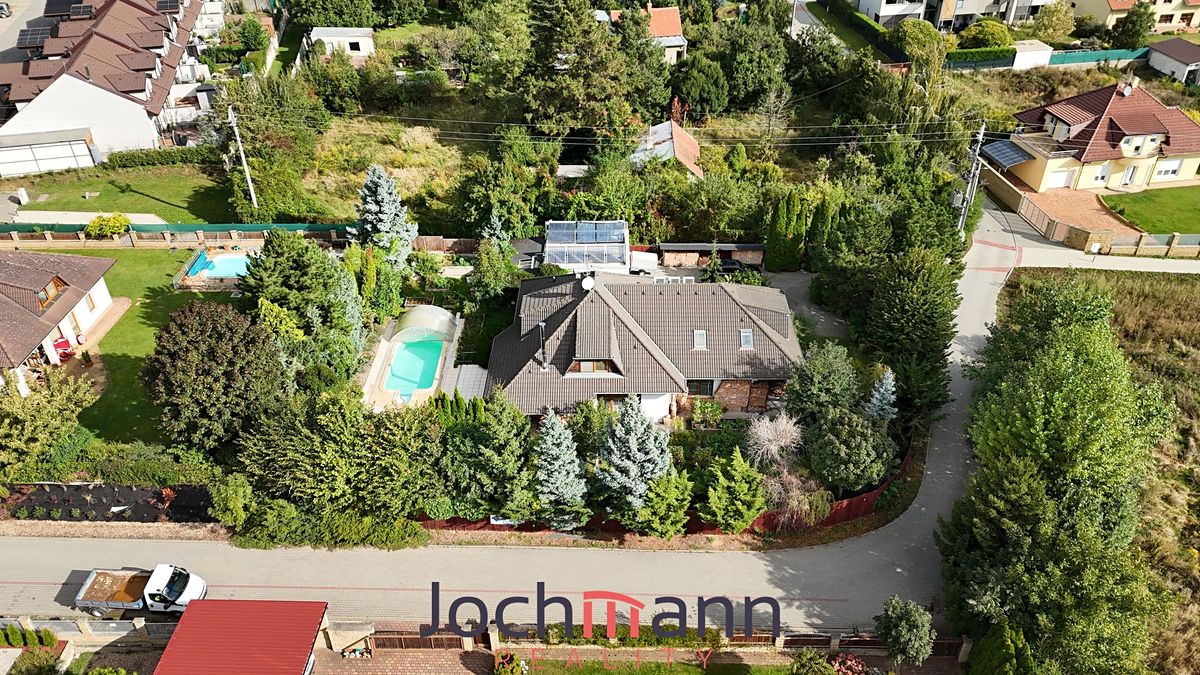 Prodej rodinného domu 320 m², pozemek 1393 m²
