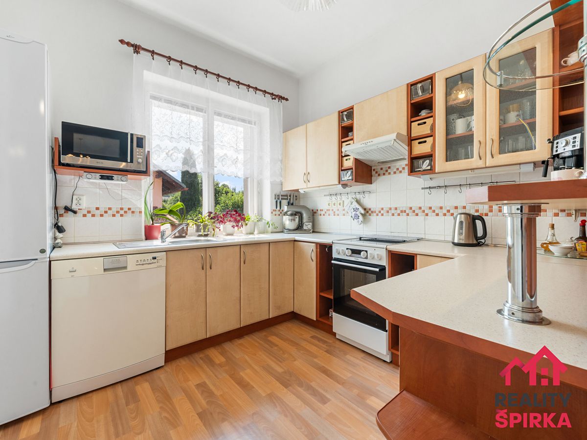 Prodej rodinného domu 160 m², pozemek 702 m² – fotografie 2