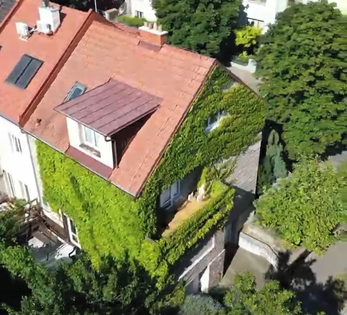 Prodej rodinného domu 260 m², pozemek 275 m² – fotografie 2