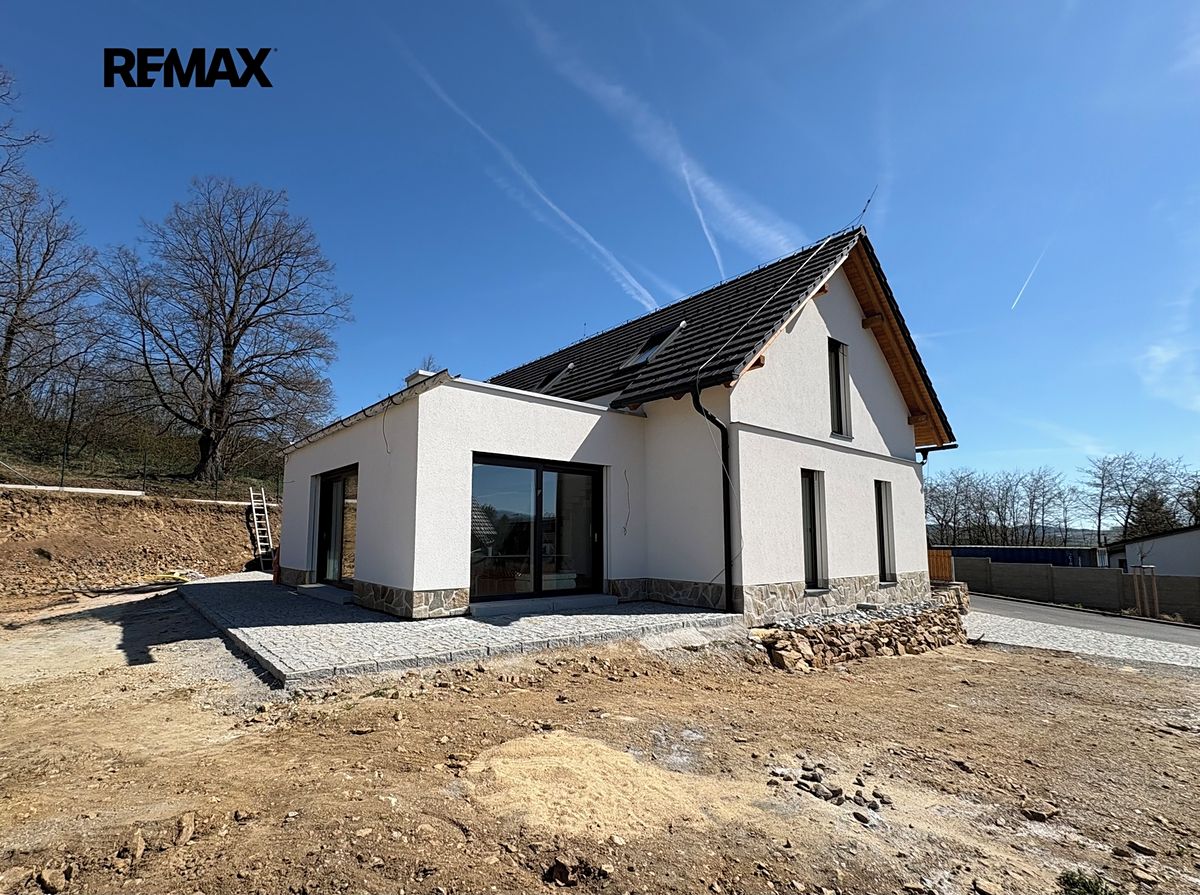 Prodej rodinného domu 188 m², pozemek 825 m² – fotografie 2