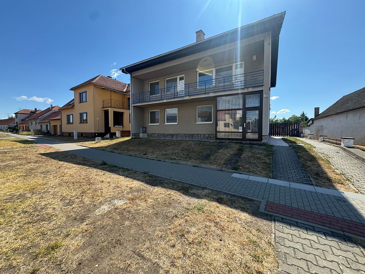 Prodej rodinného domu 214 m², pozemek 1328 m² – fotografie 2