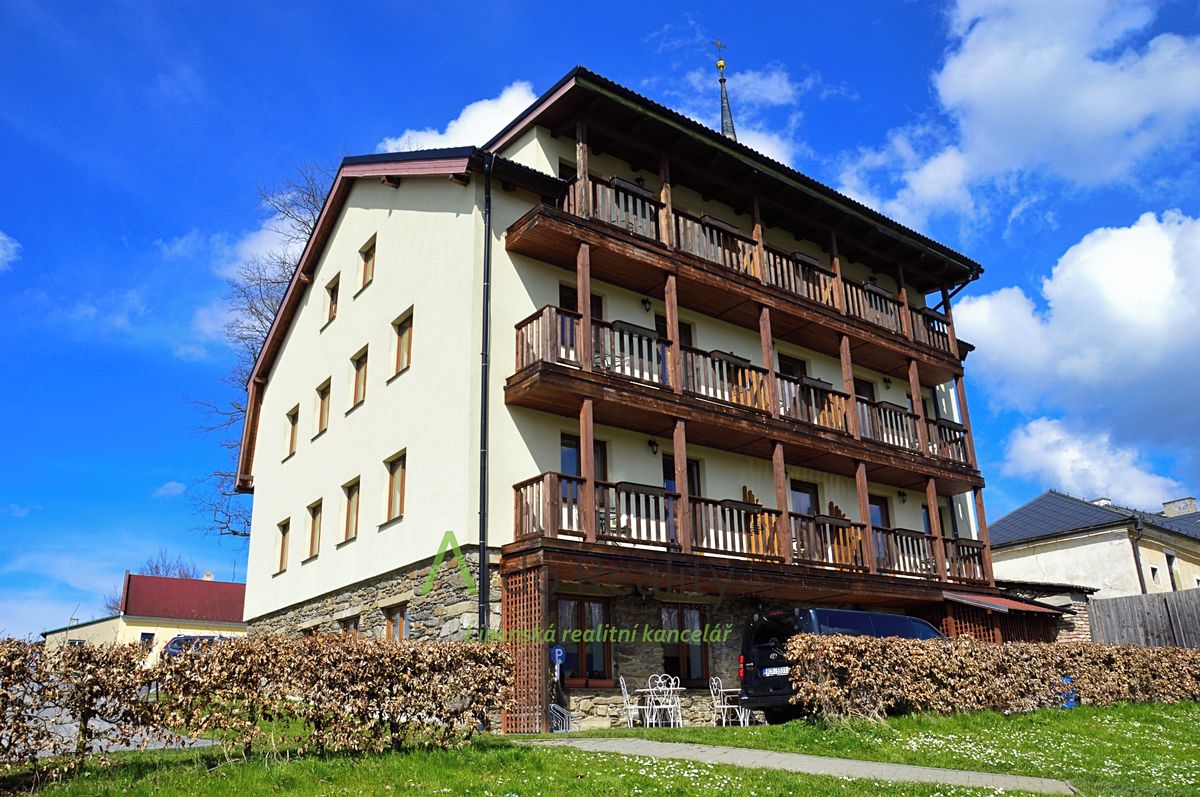 Prodej rodinného domu 525 m², pozemek 244 m² – fotografie 2