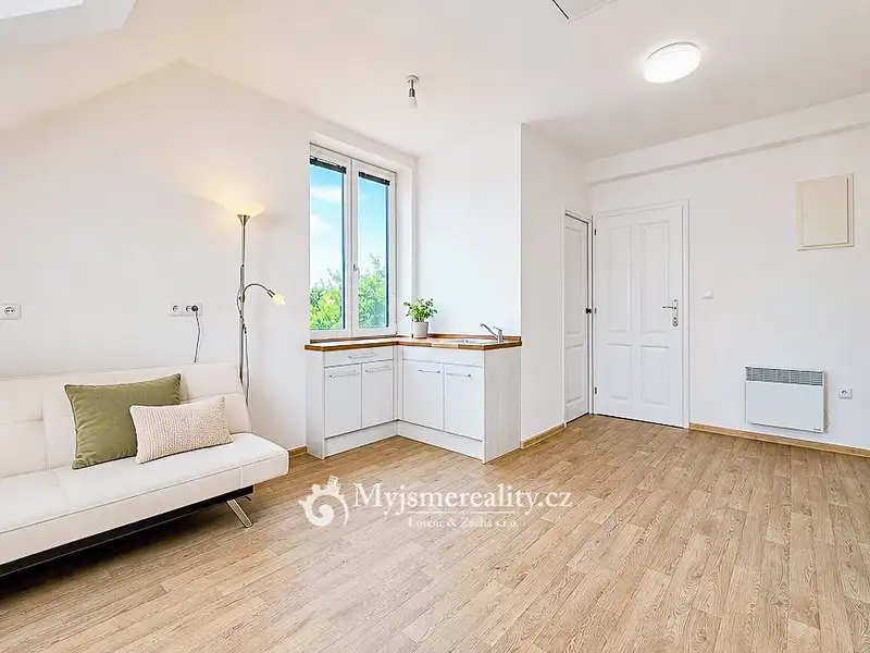 Prodej rodinného domu 215 m², pozemek 484 m², Znojmo – náhled fotky 2