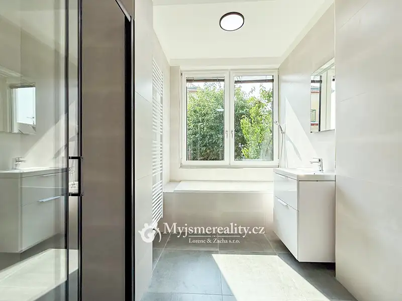 Prodej rodinného domu 215 m², pozemek 484 m², Znojmo – náhled fotky 1