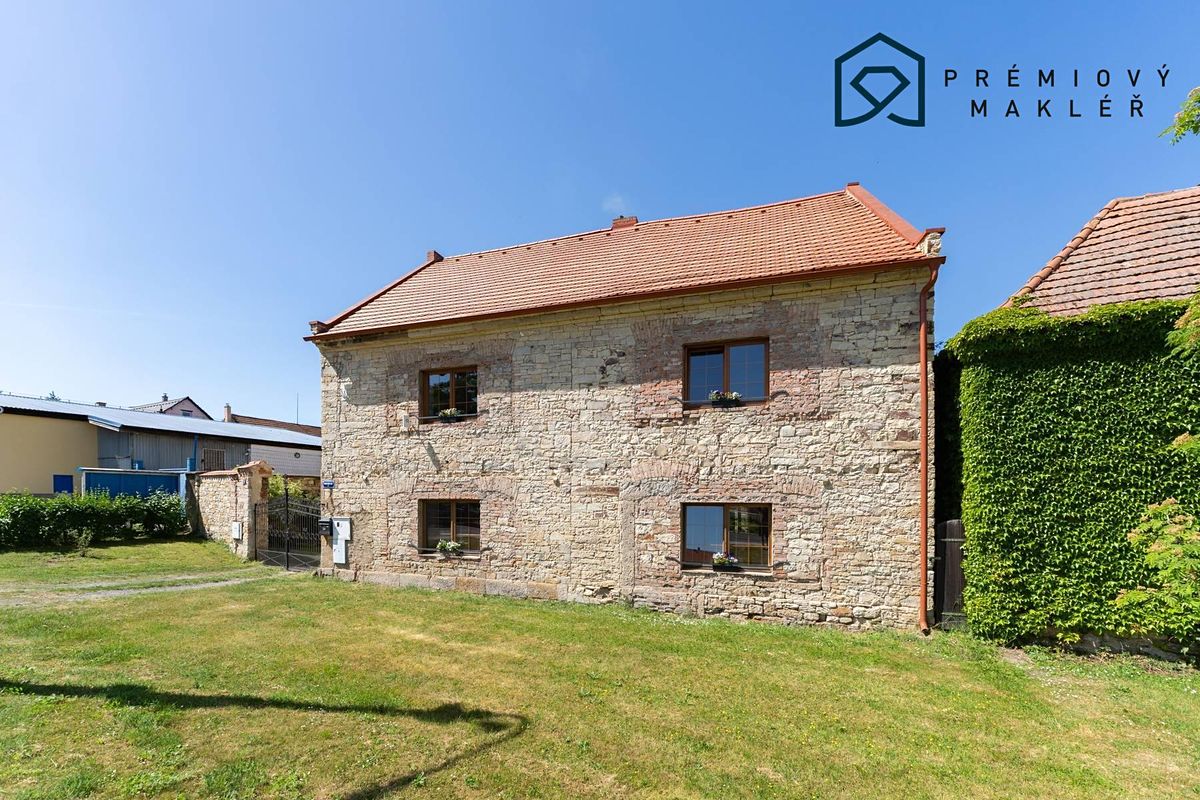 Prodej rodinného domu 200 m², pozemek 1287 m² – fotografie 2
