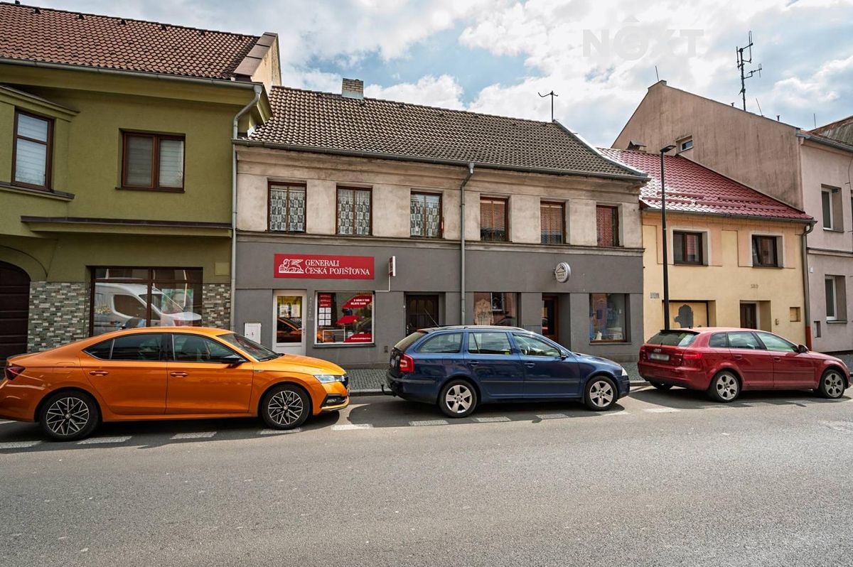 Prodej rodinného domu 243 m², pozemek 562 m² – fotografie 2