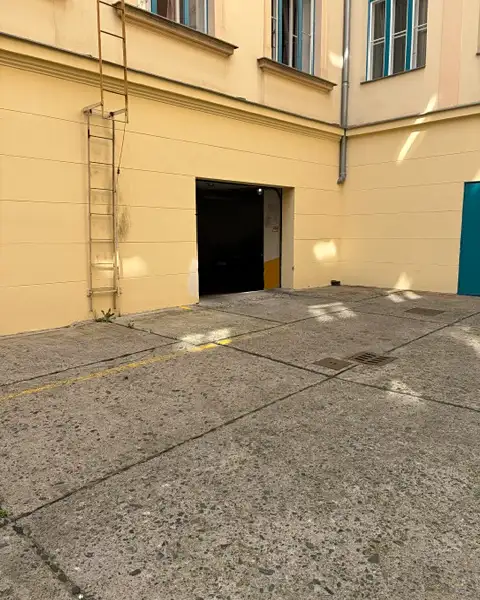 Pronájem garážového stání 10 m², Praha – náhled fotky 2