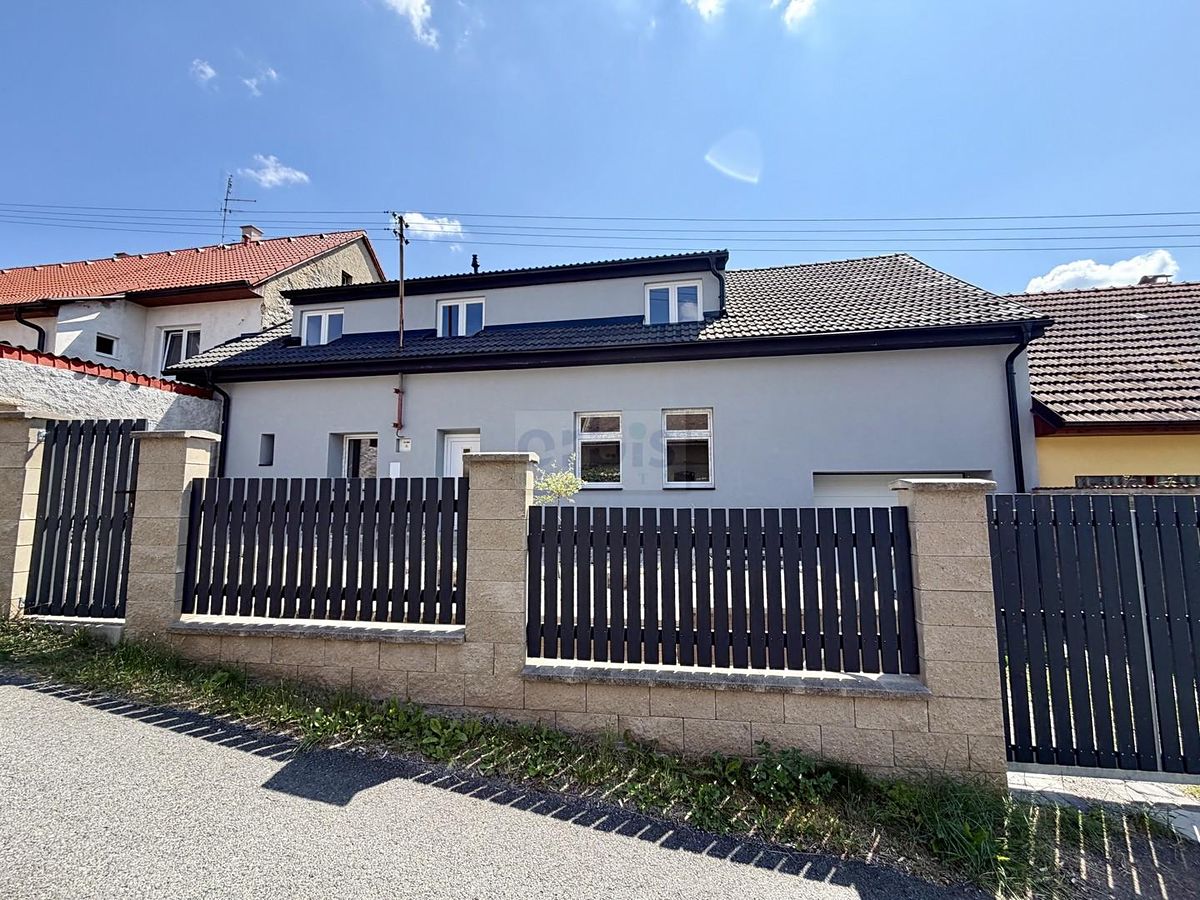 Prodej rodinného domu 240 m², pozemek 223 m² – fotografie 2
