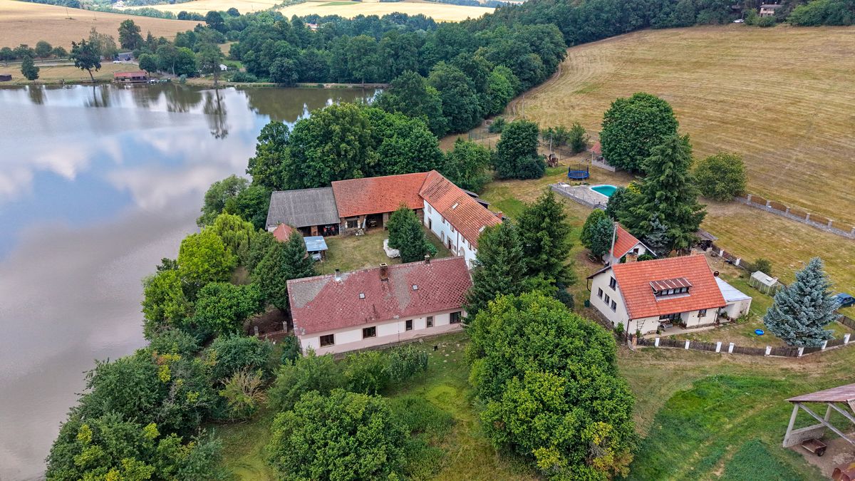 Prodej zemědělské usedlosti 550 m², pozemek 378010 m²