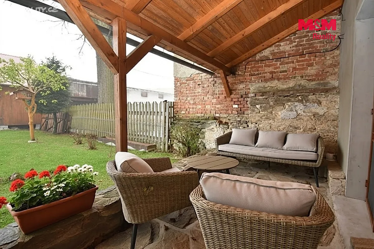 Prodej rodinného domu 320 m², pozemek 2079 m² - View 2
