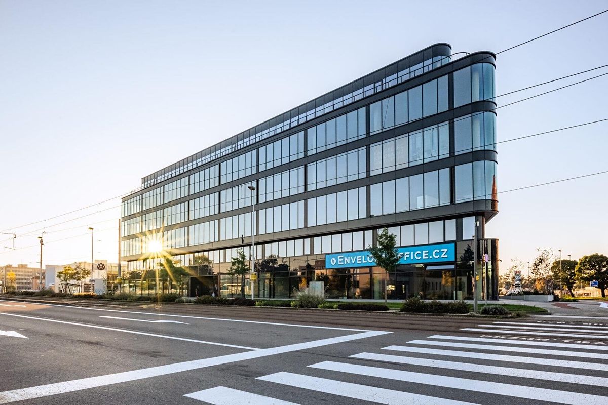 Pronájem kanceláře 2800 m²