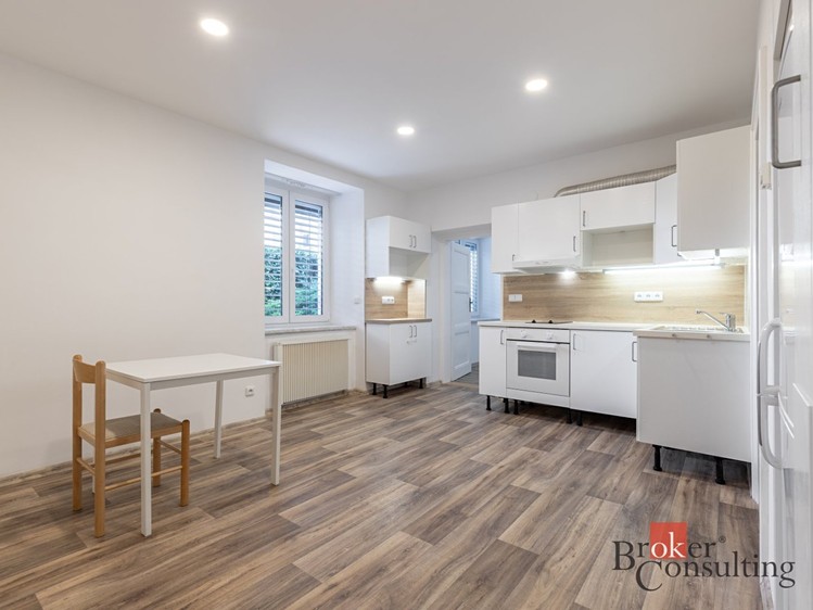 Pronájem bytu 2+kk, 43 m² (1 z 5)