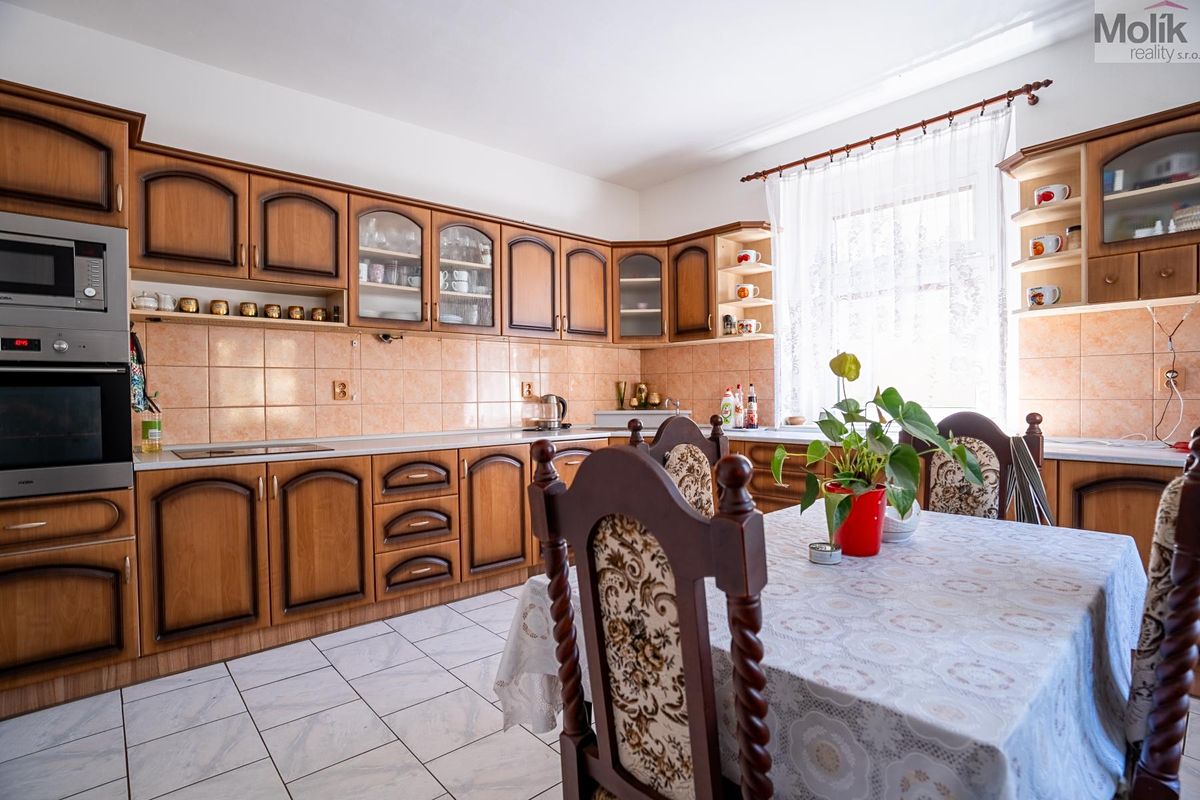 Prodej rodinného domu 268 m², pozemek 902 m² – fotografie 2