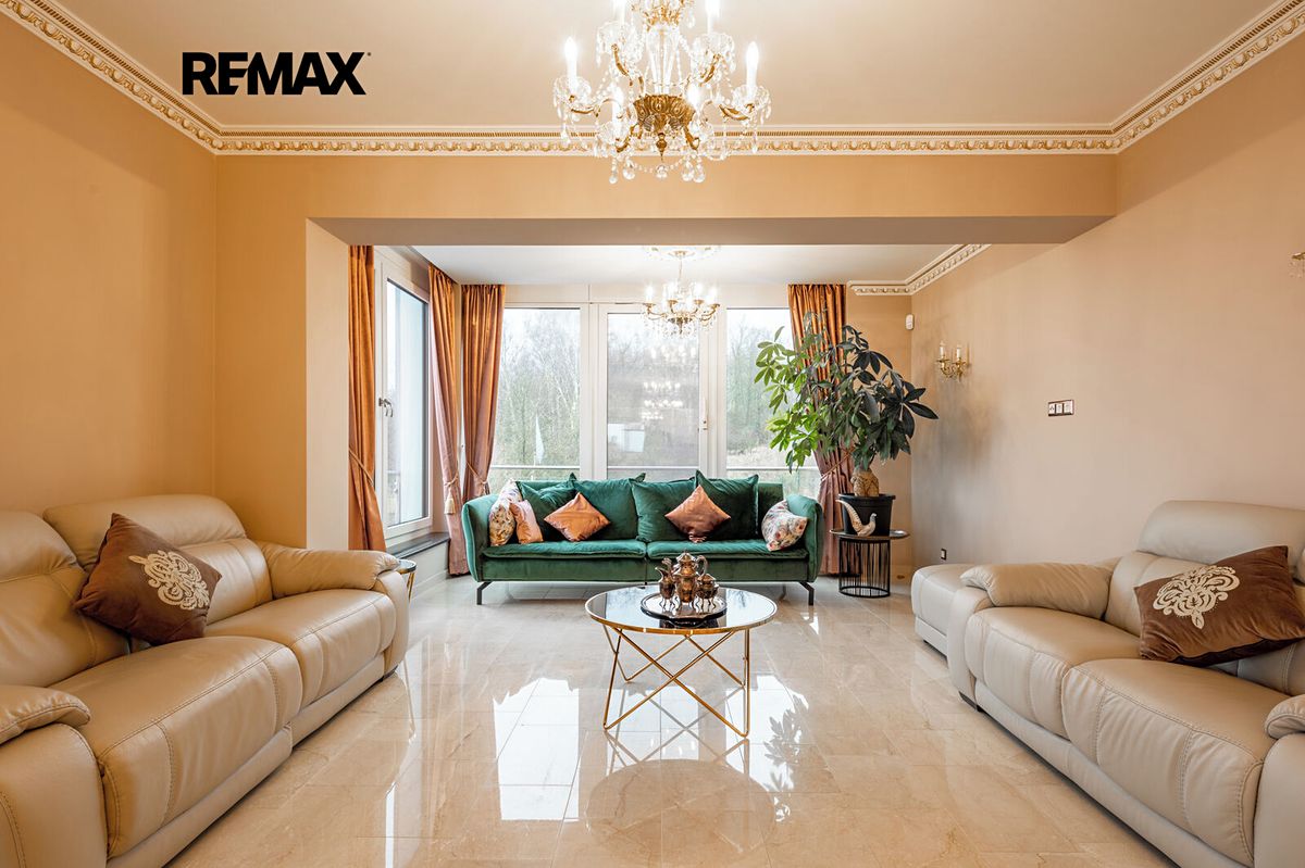 Prodej rodinného domu 483 m², pozemek 923 m² – fotografie 4