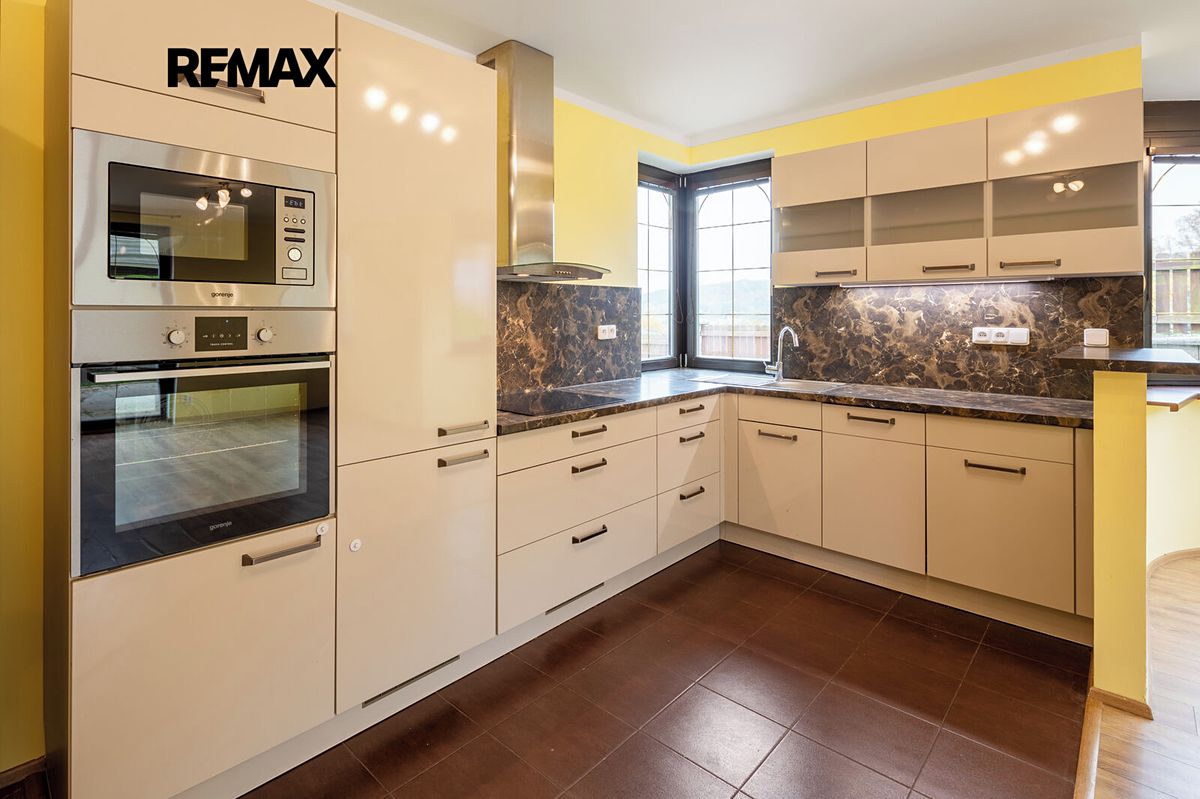 Prodej rodinného domu 205 m², pozemek 946 m² – fotografie 4