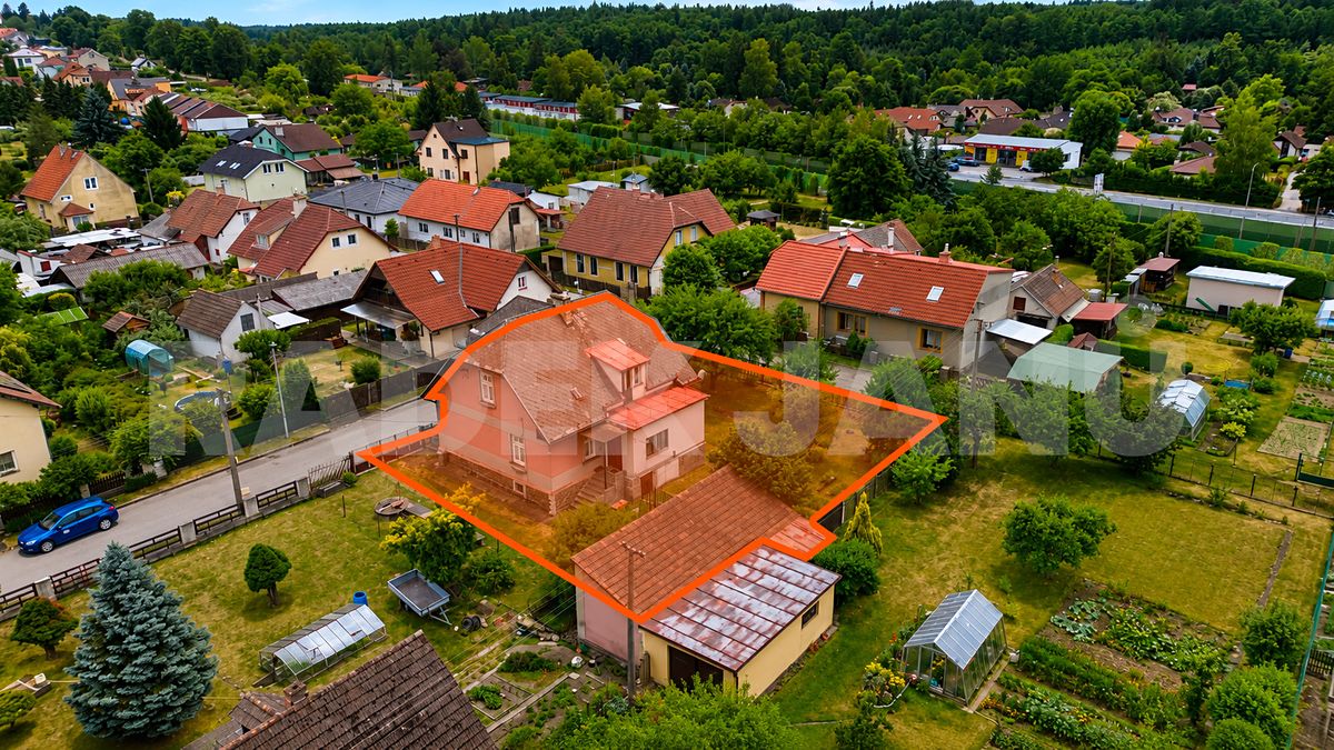 Prodej rodinného domu 203 m², pozemek 695 m² – fotografie 2