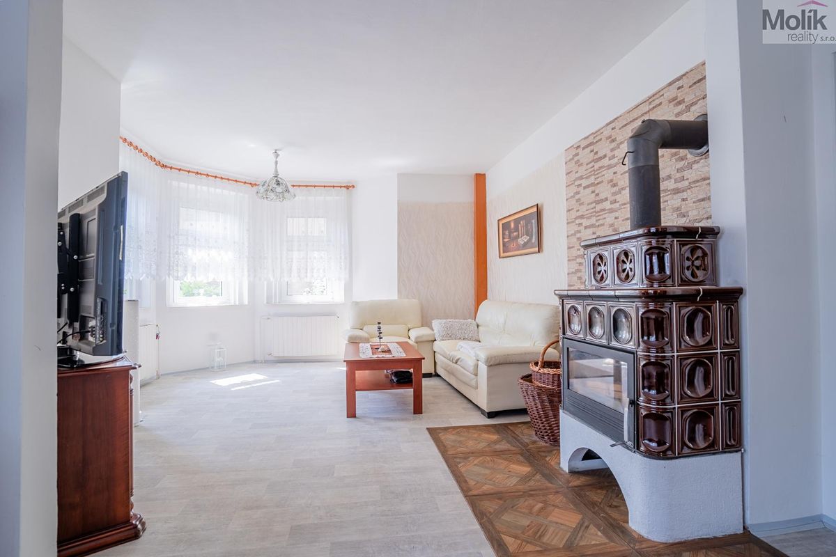 Prodej rodinného domu 268 m², pozemek 902 m² – fotografie 3