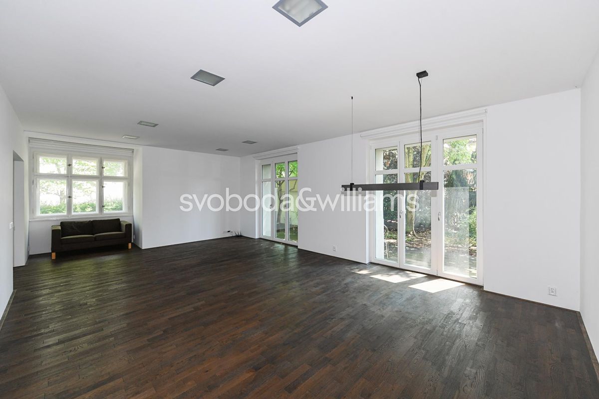 Pronájem rodinného domu 278 m², pozemek 378 m²