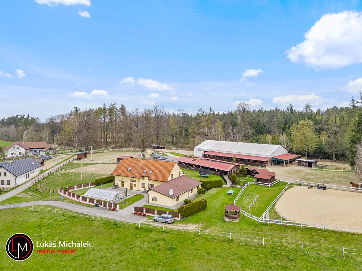Prodej rodinného domu 240 m², pozemek 12353 m²