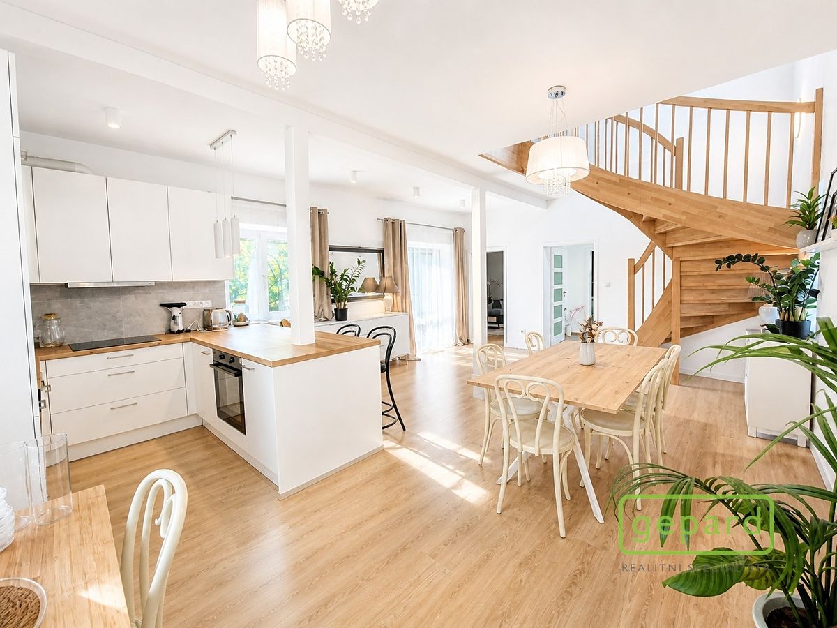 Prodej rodinného domu 175 m², pozemek 390 m² – fotografie 2