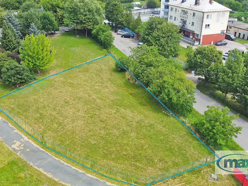 Prodej stavebního pozemku 976 m², Holice – náhled fotky 1