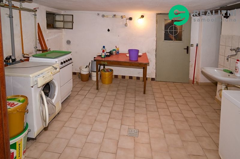 Prodej rodinného domu 316 m², pozemek 653 m² – fotografie 3