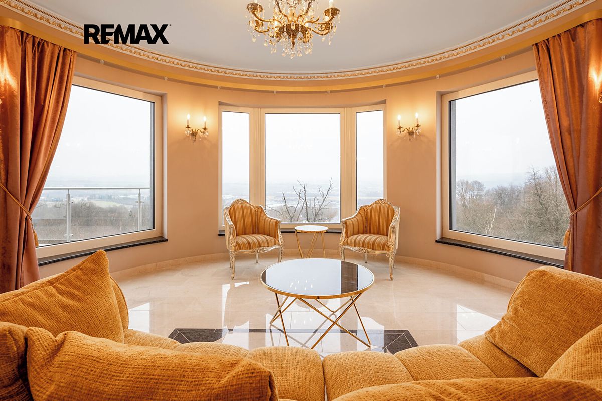 Prodej rodinného domu 483 m², pozemek 923 m² – fotografie 3