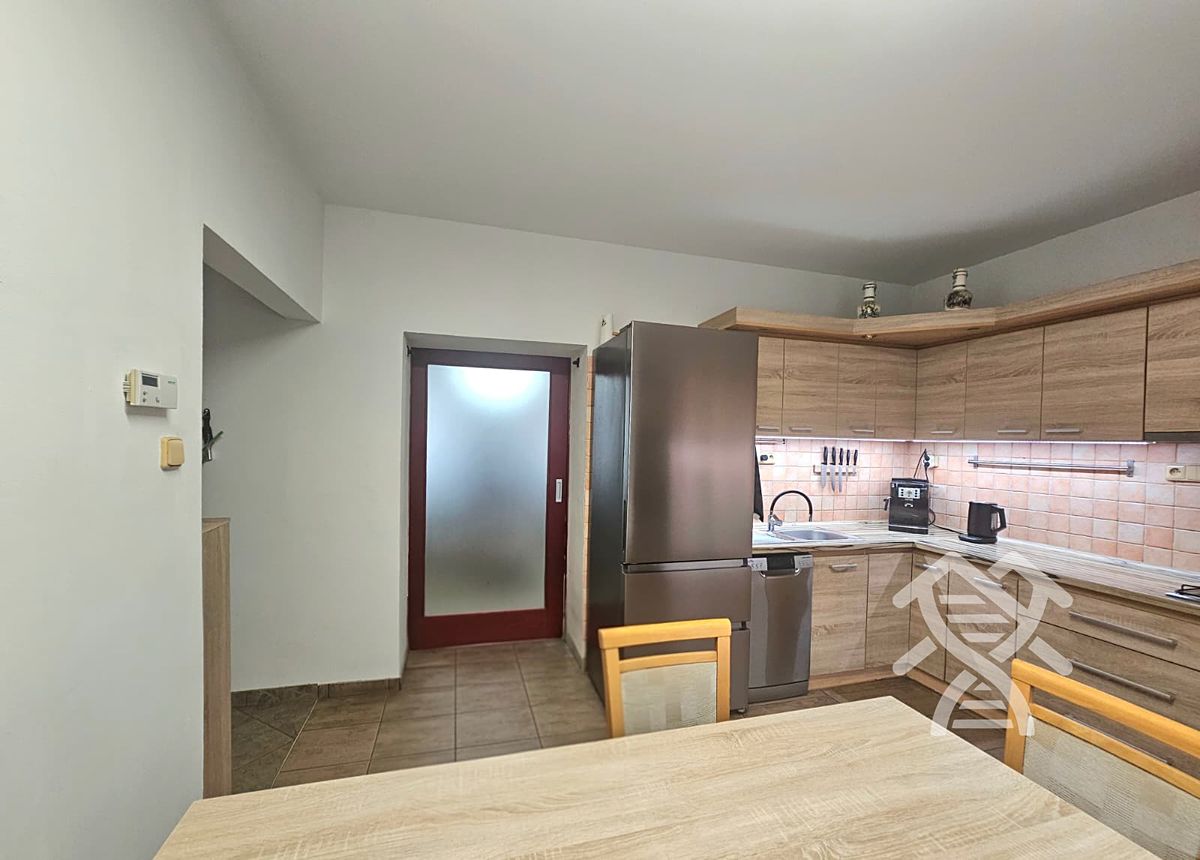 Prodej rodinného domu 210 m², pozemek 261 m² – fotografie 3