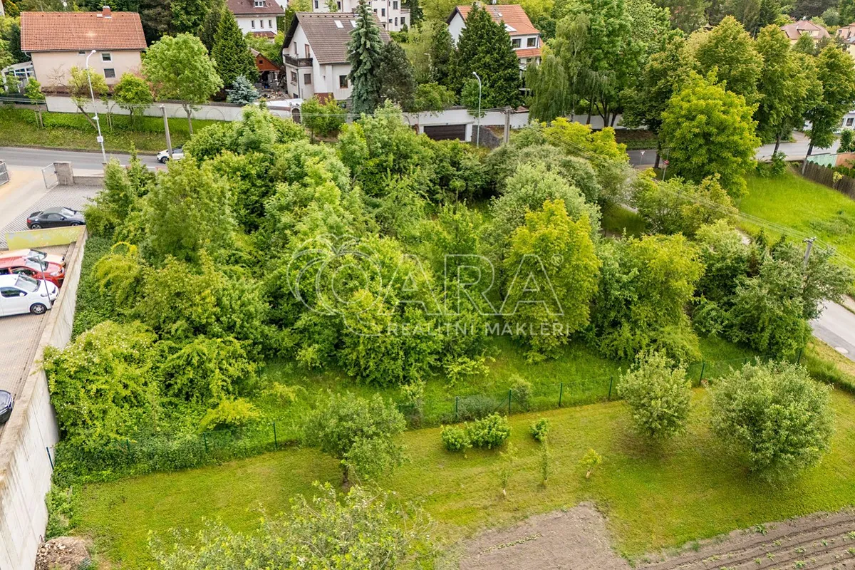 Prodej stavebního pozemku 1049 m²