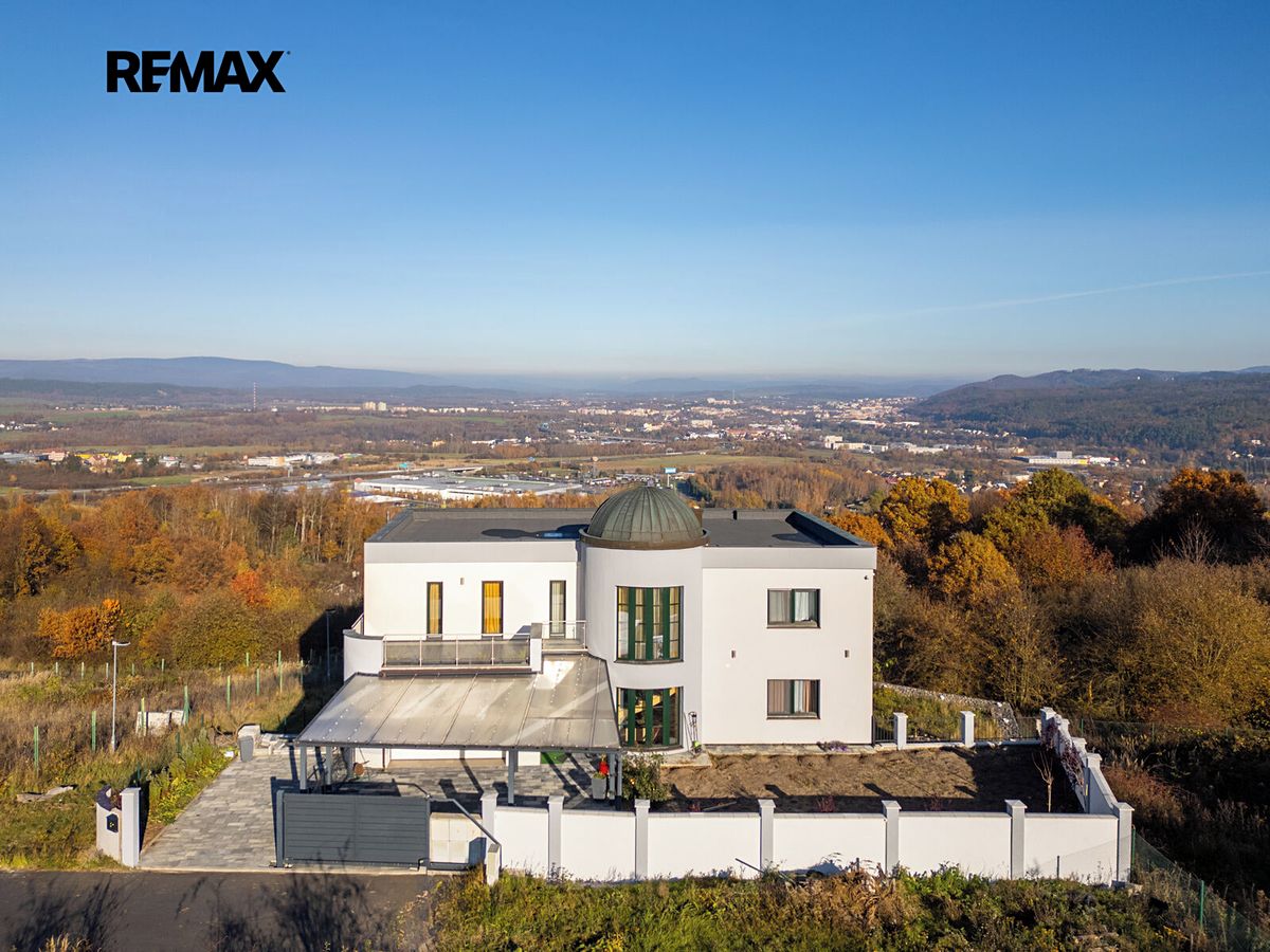 Prodej rodinného domu 483 m², pozemek 923 m²