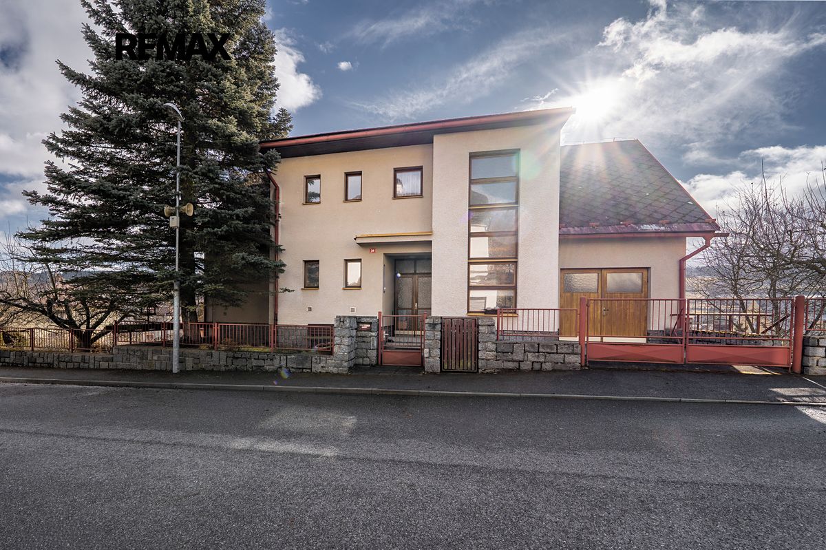 Prodej rodinného domu 210 m², pozemek 142 m² – fotografie 2