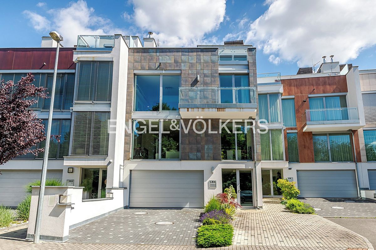 Prodej rodinného domu 300 m², pozemek 388 m² – fotografie 4