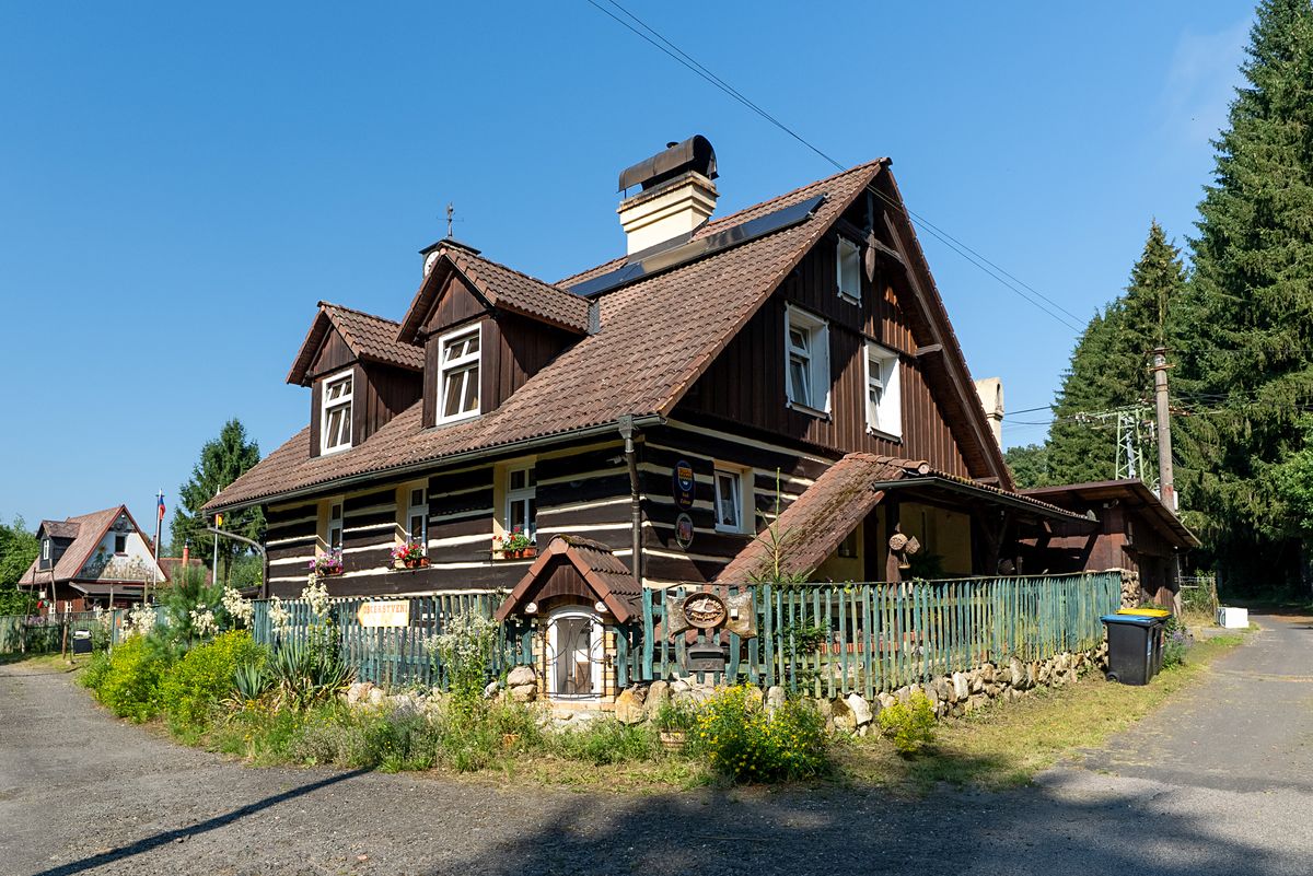 Prodej rodinného domu 250 m², pozemek 18974 m²