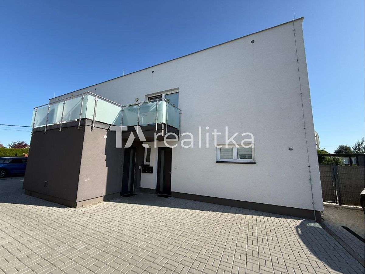 Pronájem bytu 3+kk 72 m²