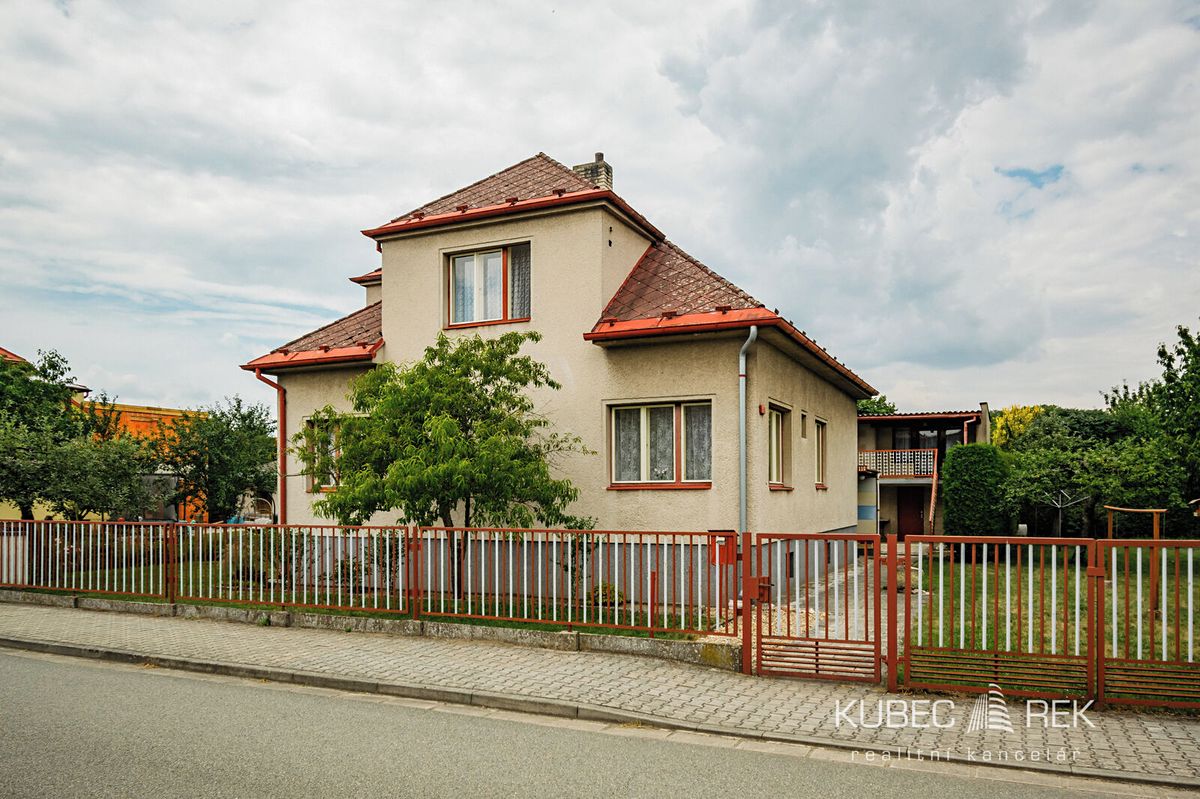 Prodej rodinného domu 180 m², pozemek 1000 m² – fotografie 2