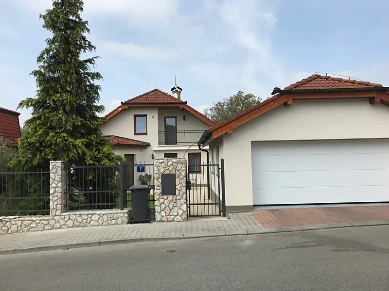 Pronájem rodinného domu 227 m², pozemek 1600 m², Praha – náhled fotky 2