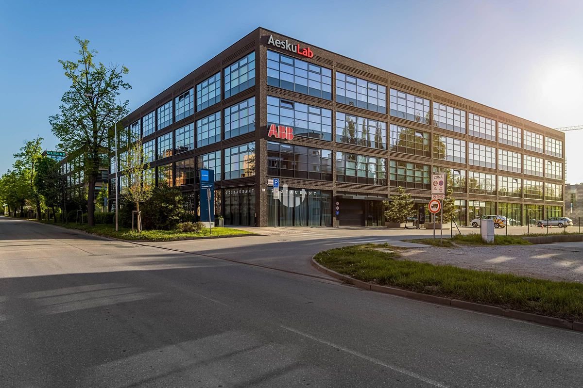 Pronájem kanceláře 385 m²
