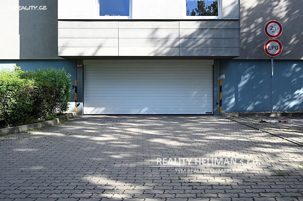 Pronájem garážového stání 14 m² – fotografie 3