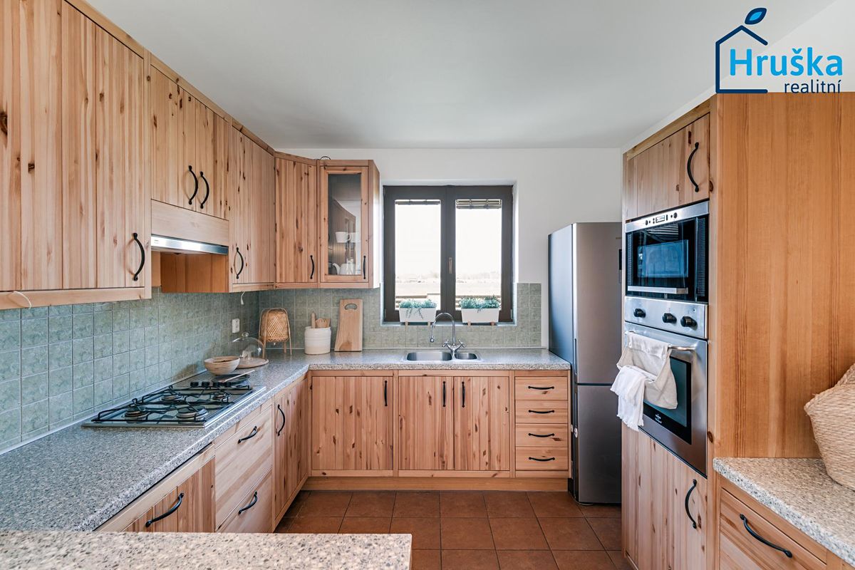 Prodej rodinného domu 196 m², pozemek 650 m² – fotografie 4