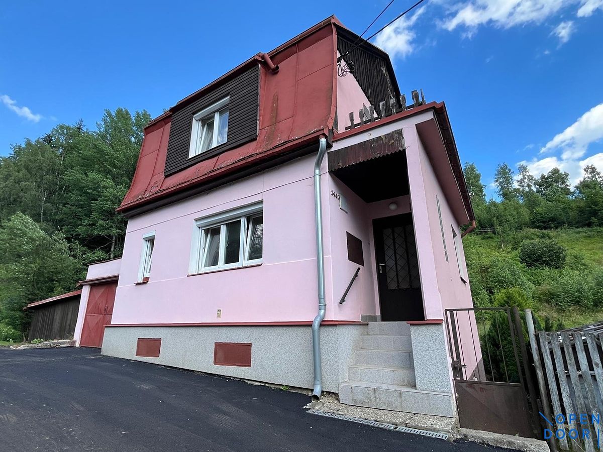 Prodej rodinného domu 260 m², pozemek 918 m²