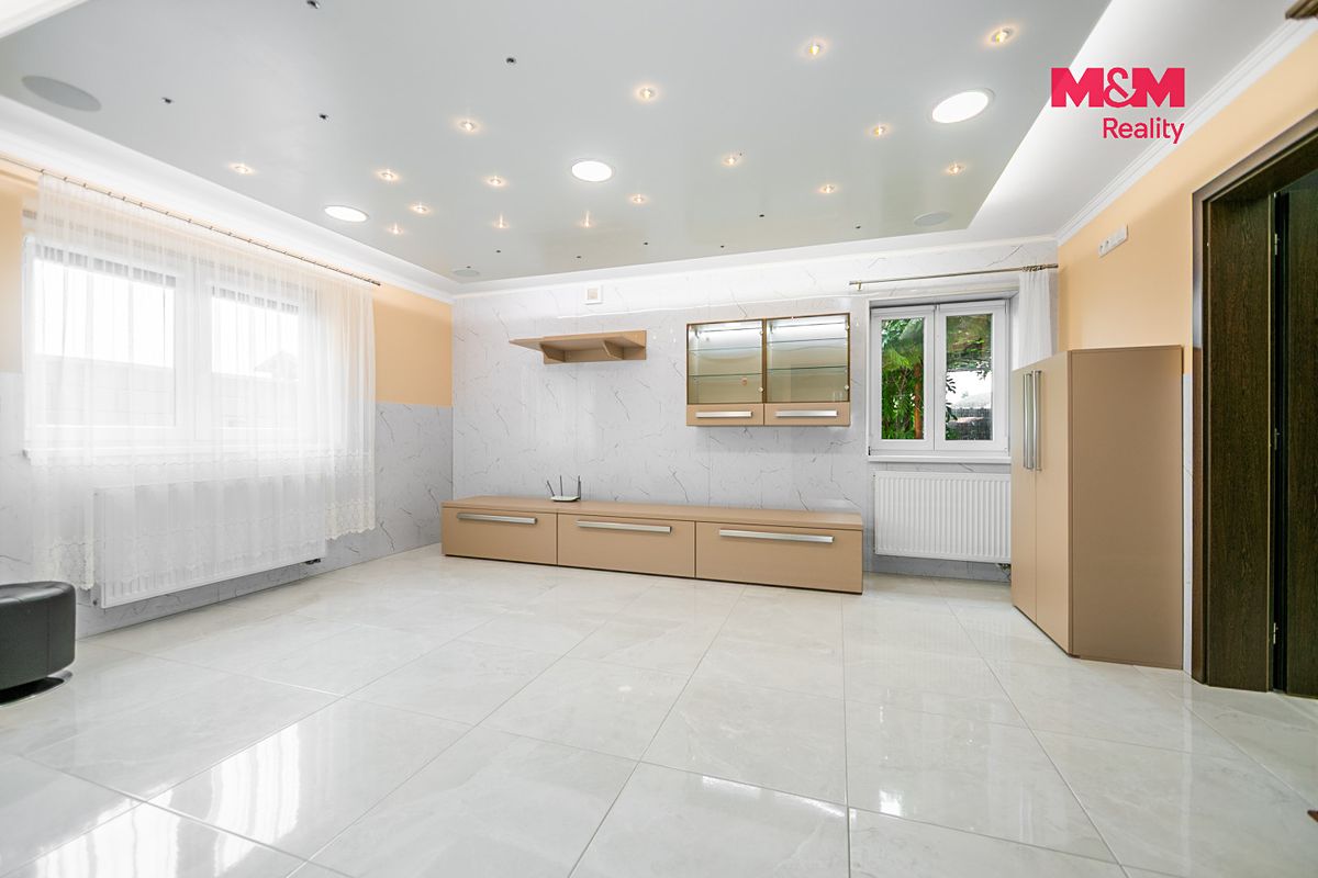 Prodej rodinného domu 184 m², pozemek 1113 m² – fotografie 2
