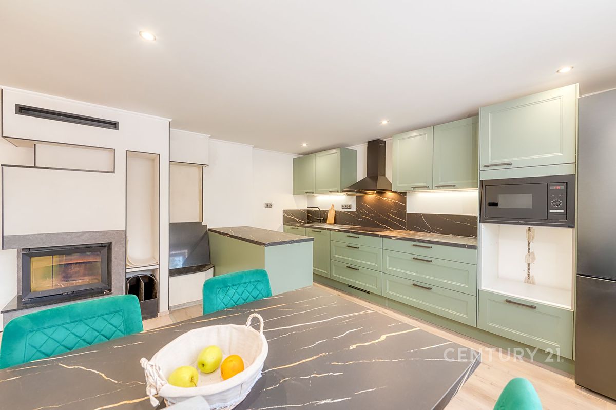 Prodej rodinného domu 265 m², pozemek 764 m² – fotografie 3