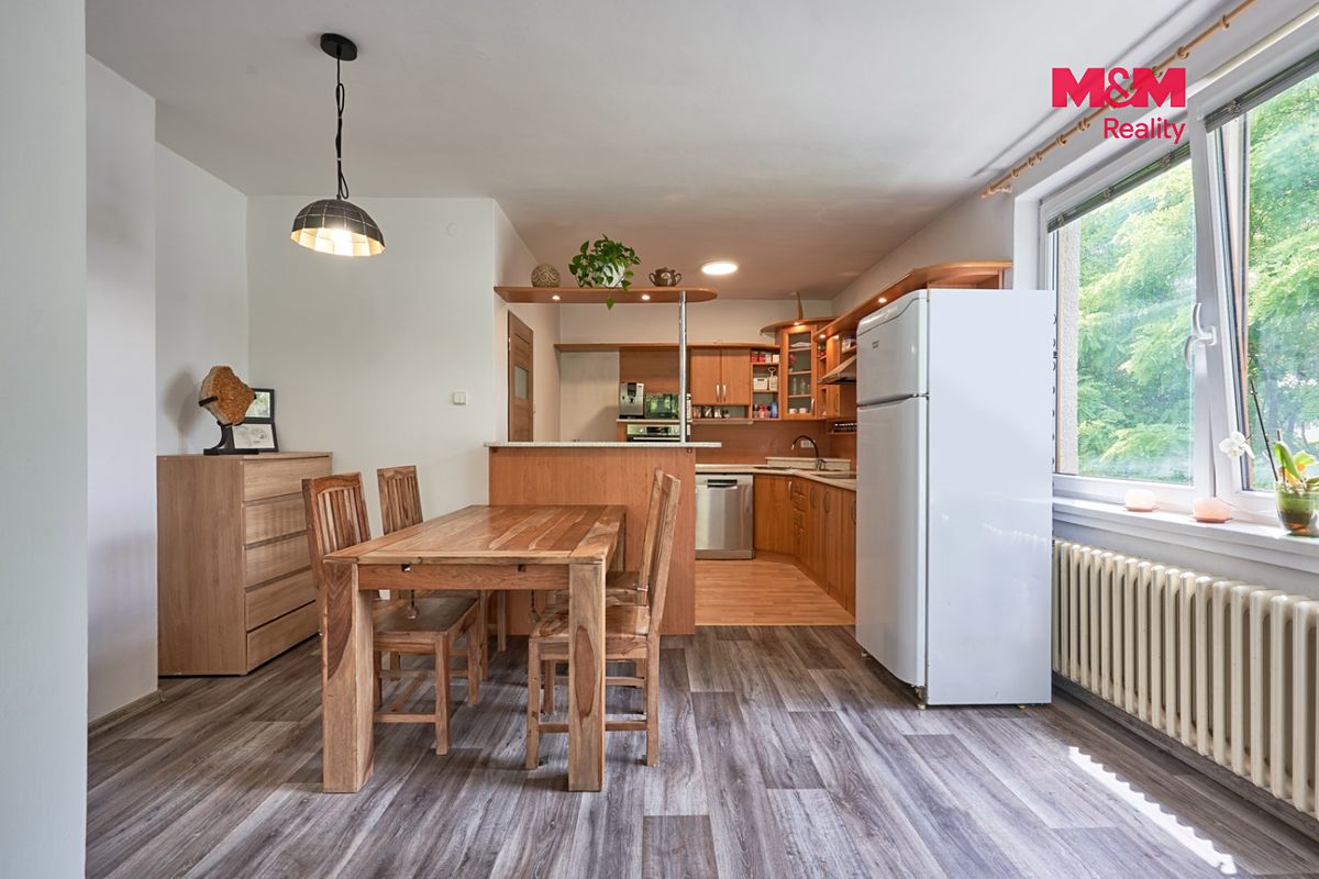 Prodej rodinného domu 260 m², pozemek 796 m² – fotografie 2
